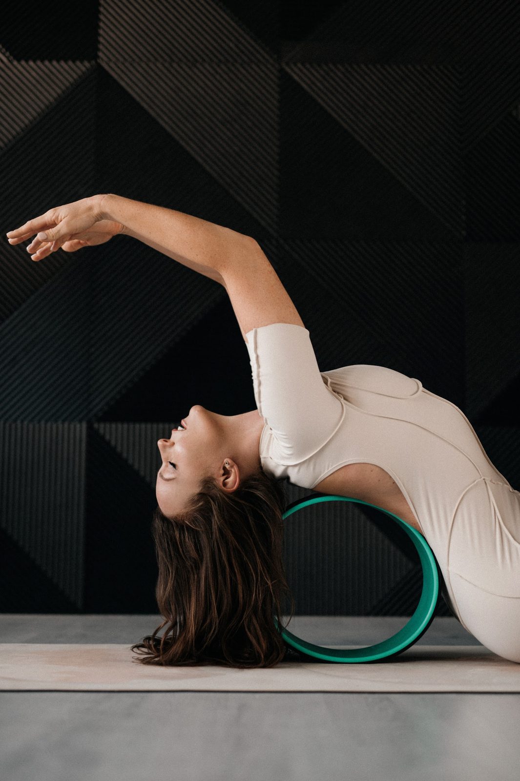 Öffnung über dem Yoga Wheel mit gestrecktem Arm