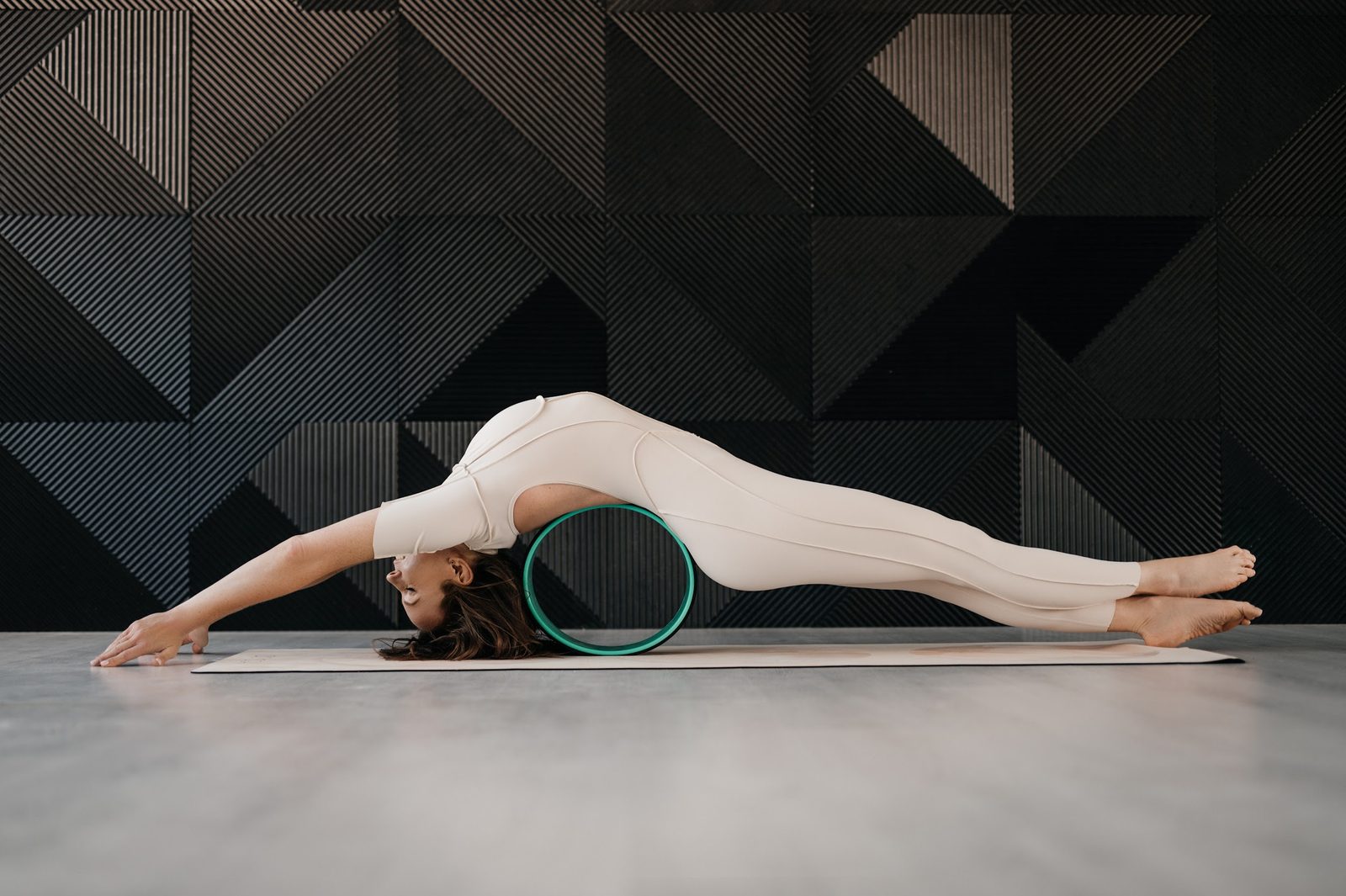 Tiefe Öffnung über dem Yoga Wheel