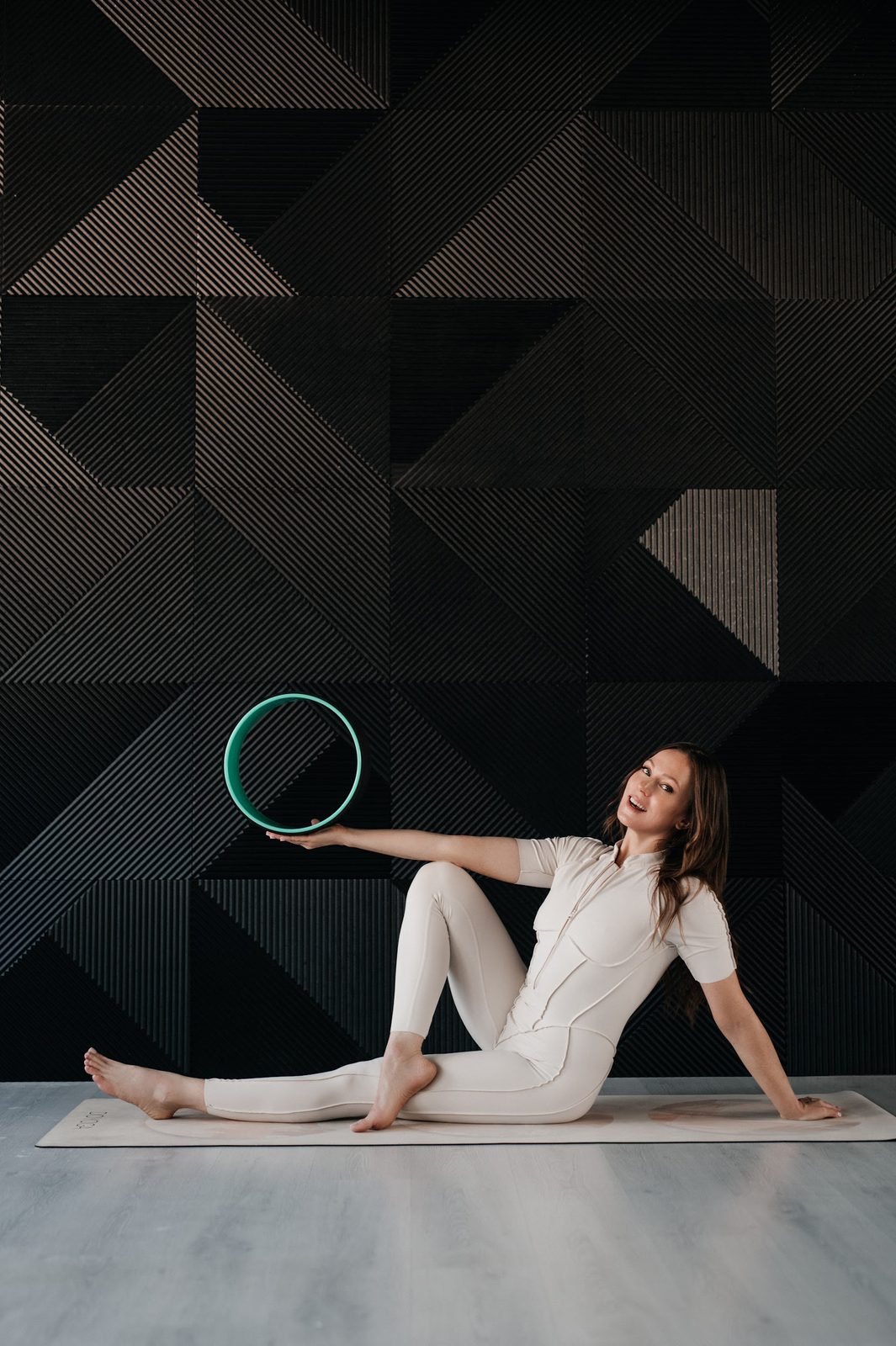 Natallia hält das Yoga Wheel