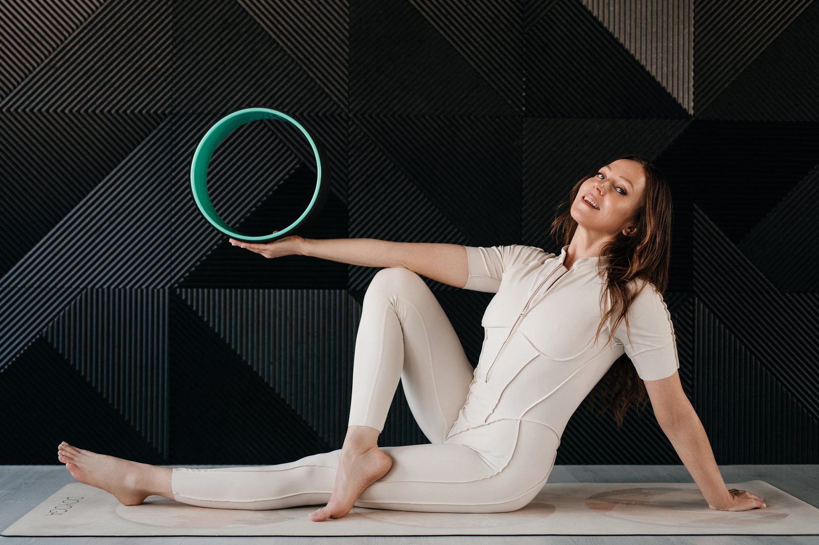 Natallia balanciert das Wheel auf der Hand
