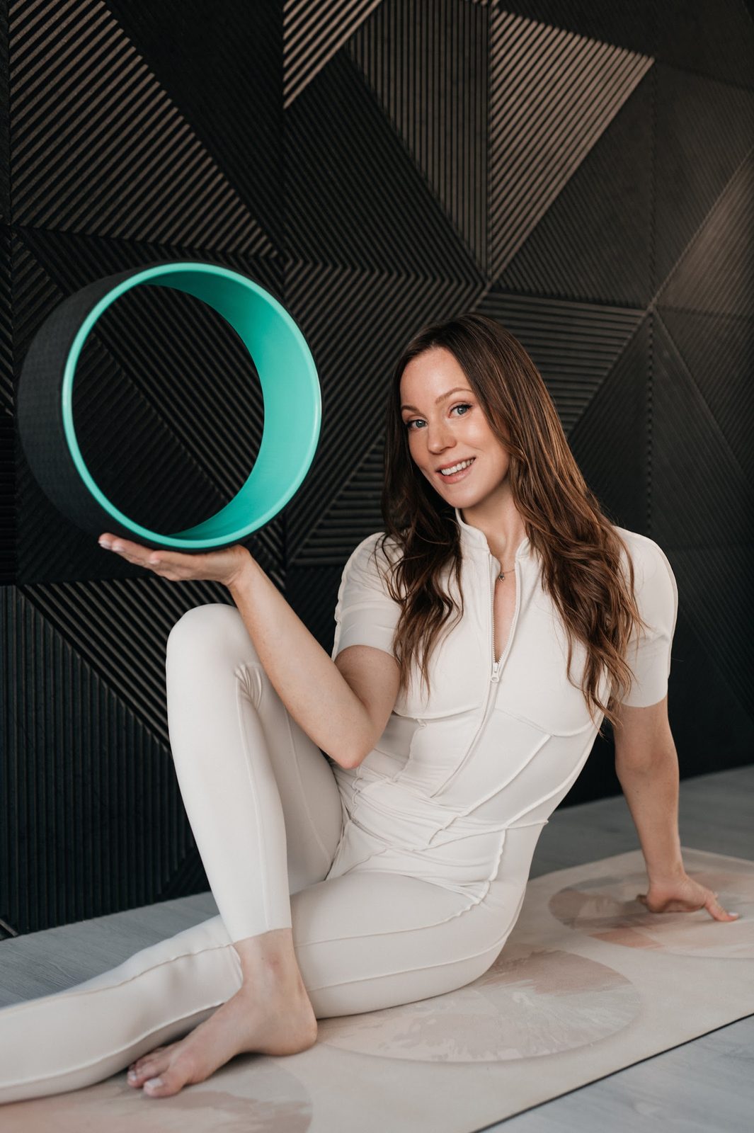 Natallia Baturova mit dem Yoga Wheel